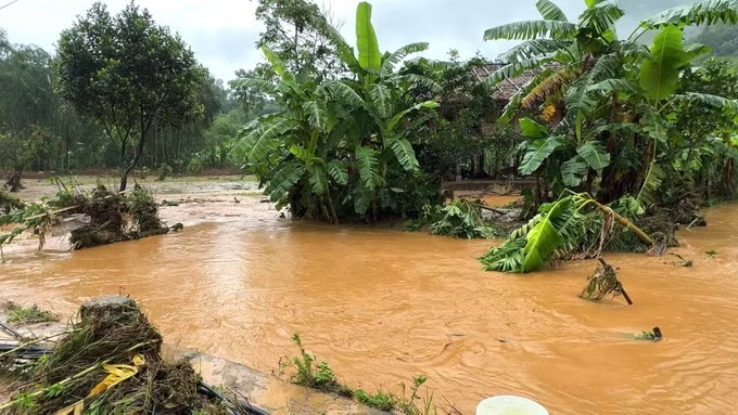 Mưa lớn gây sạt lở giao thông, Tuyên Quang khẩn trương ứng phó